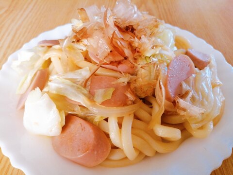 魚肉ソーセージとキャベツと玉ねぎの焼きうどん